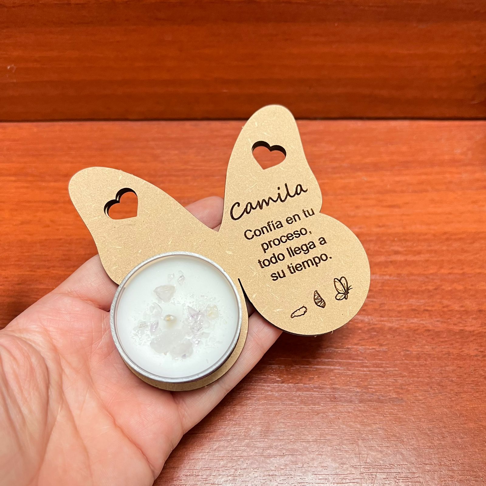 amaroga-recordatorio-mariposa-porta-vela-con-vela-madera