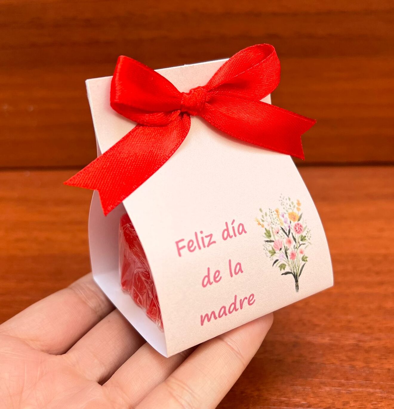 amaroga-vela-con-rosa-recordatorio-dia-de-la-madre-detalles