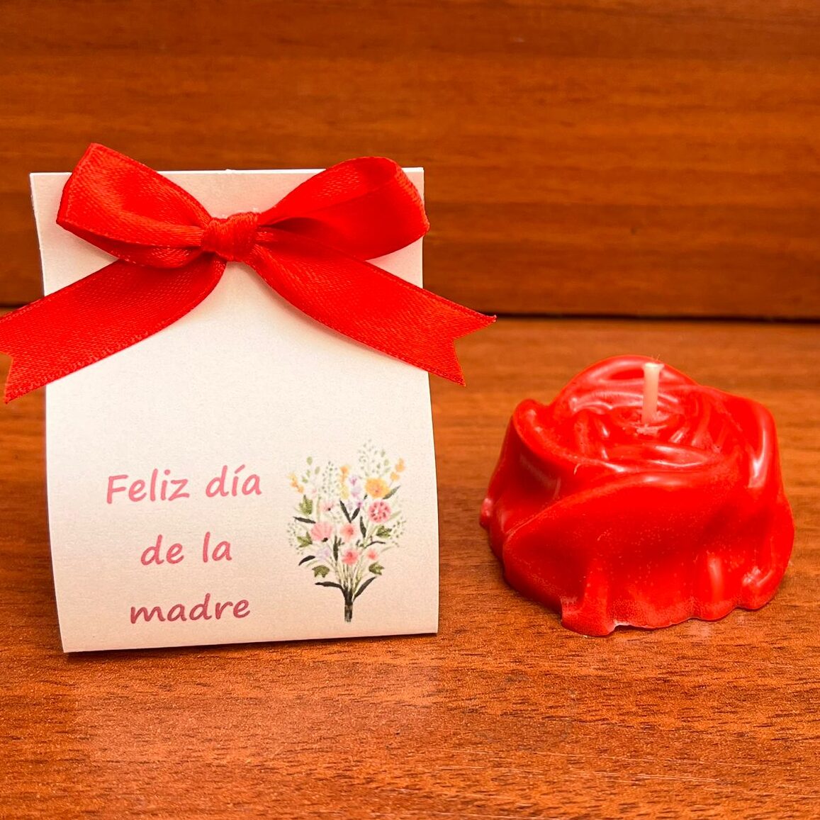 amaroga-vela-con-rosa-recordatorio-dia-de-la-madre